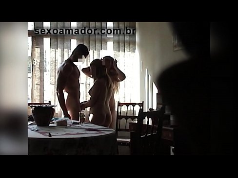 ❤️ Οι φίλοι του σεξ προσκαλούν έναν γιγαντιαίο άνδρα και ένα τρίο μαζί του ️ Γαμημένο βίντεο